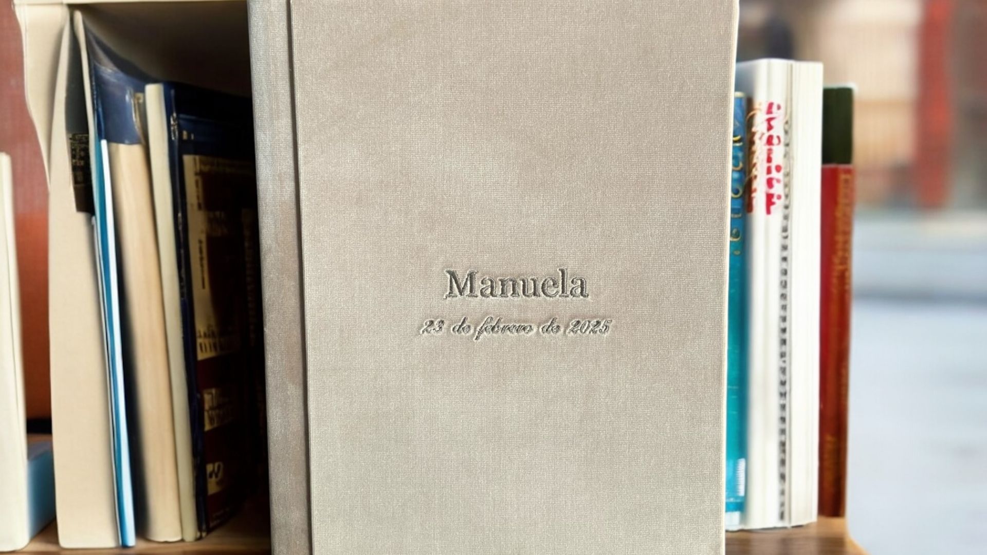 Un coffee table book para el primer mes de su hija