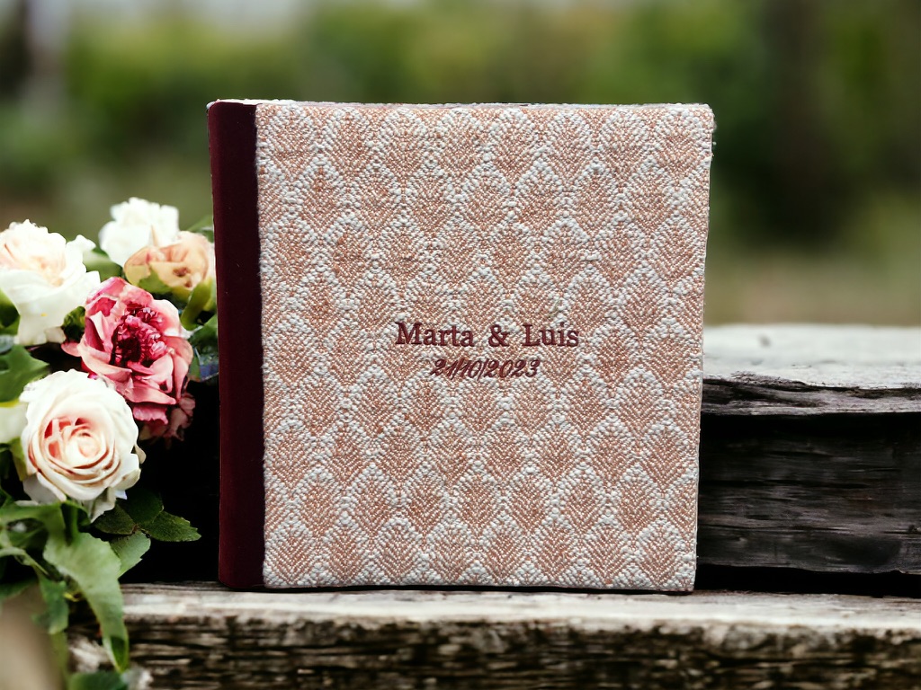 Telas y bordados personalizados para libros de firmas en bodas