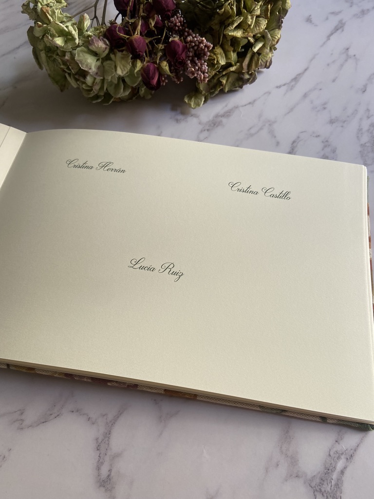 Livro de assinaturas personalizado para casamento com impressão de aquarela e nomes de testemunhas