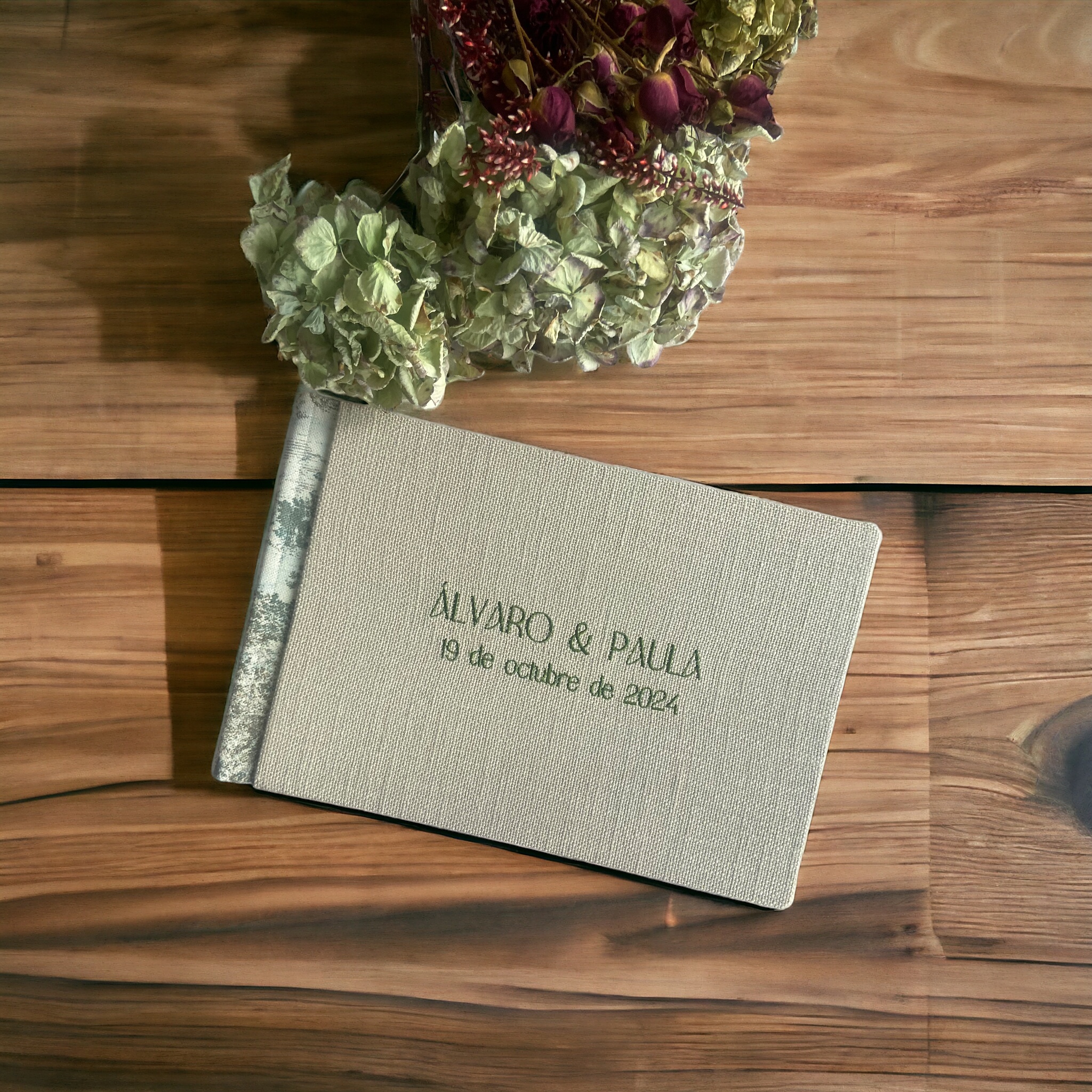 "Libros de firmas personalizados para hacer de cada evento un recuerdo único. Elige el diseño perfecto y guarda esos momentos especiales para siempre.